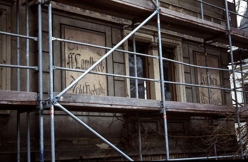 Dresden-Trachau, Platanenstr. 1, 1.12.1996.jpg - 1996 droht schon die Gefahr.